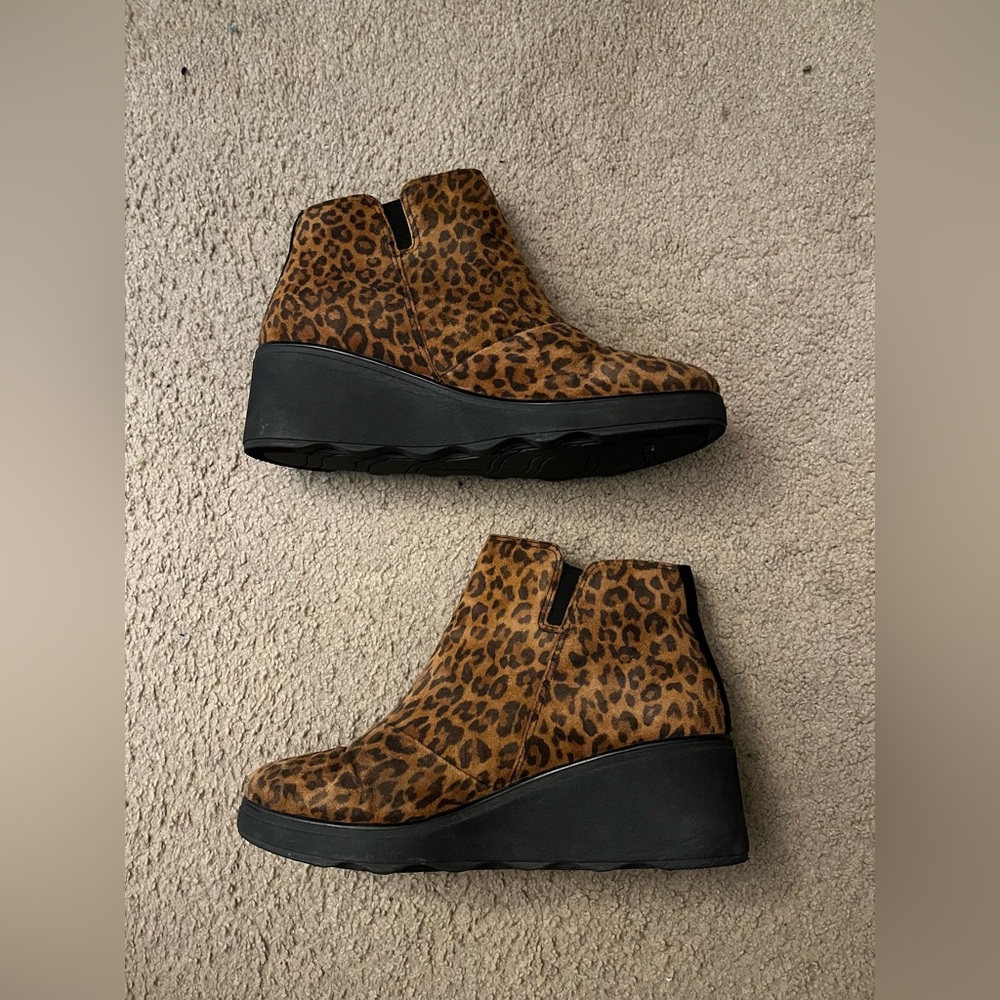 Clark’s Mazy Eastham leopard print suede upper booties with 2 1/2” wedge 11W - Picture 3 of 7